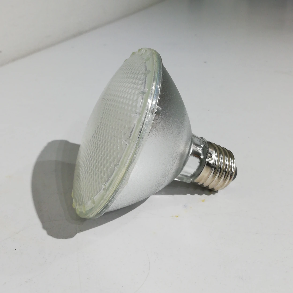 Làmpada LED PAR30 procedent d'una empresa en tancament