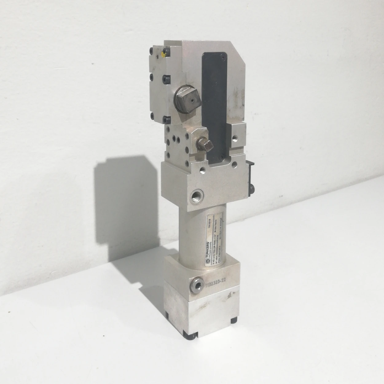 Vista general de la brida de fixació pneumàtica TÜNKERS Vario V 40 A10 sense braç.