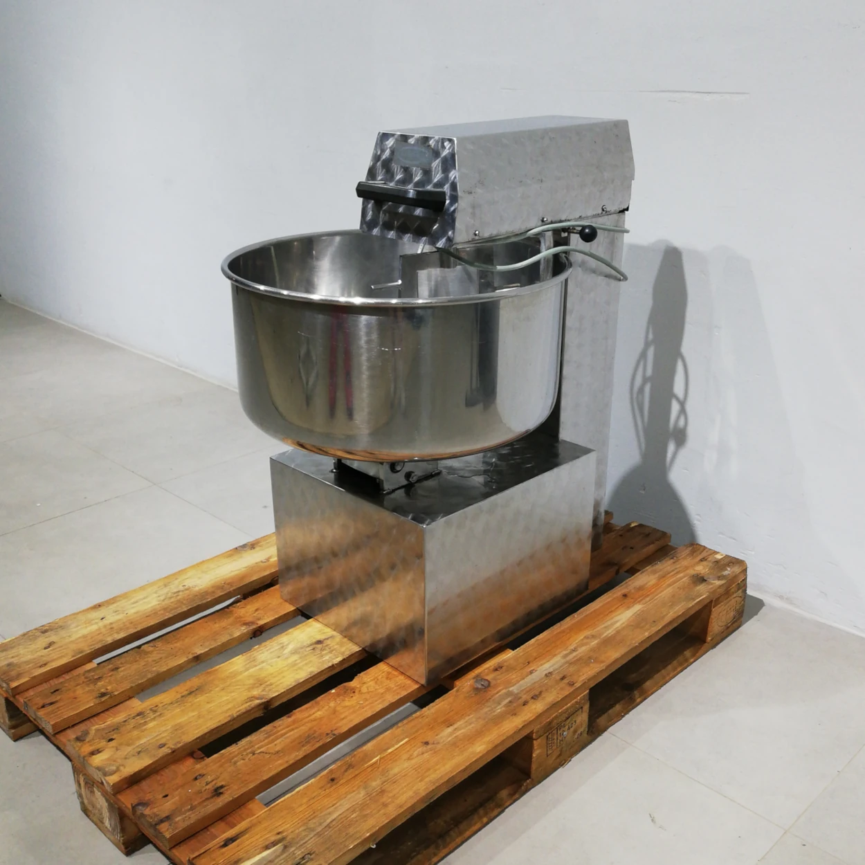 Pastadora de carn 75x55x88cm procedent d'una empresa en tancament