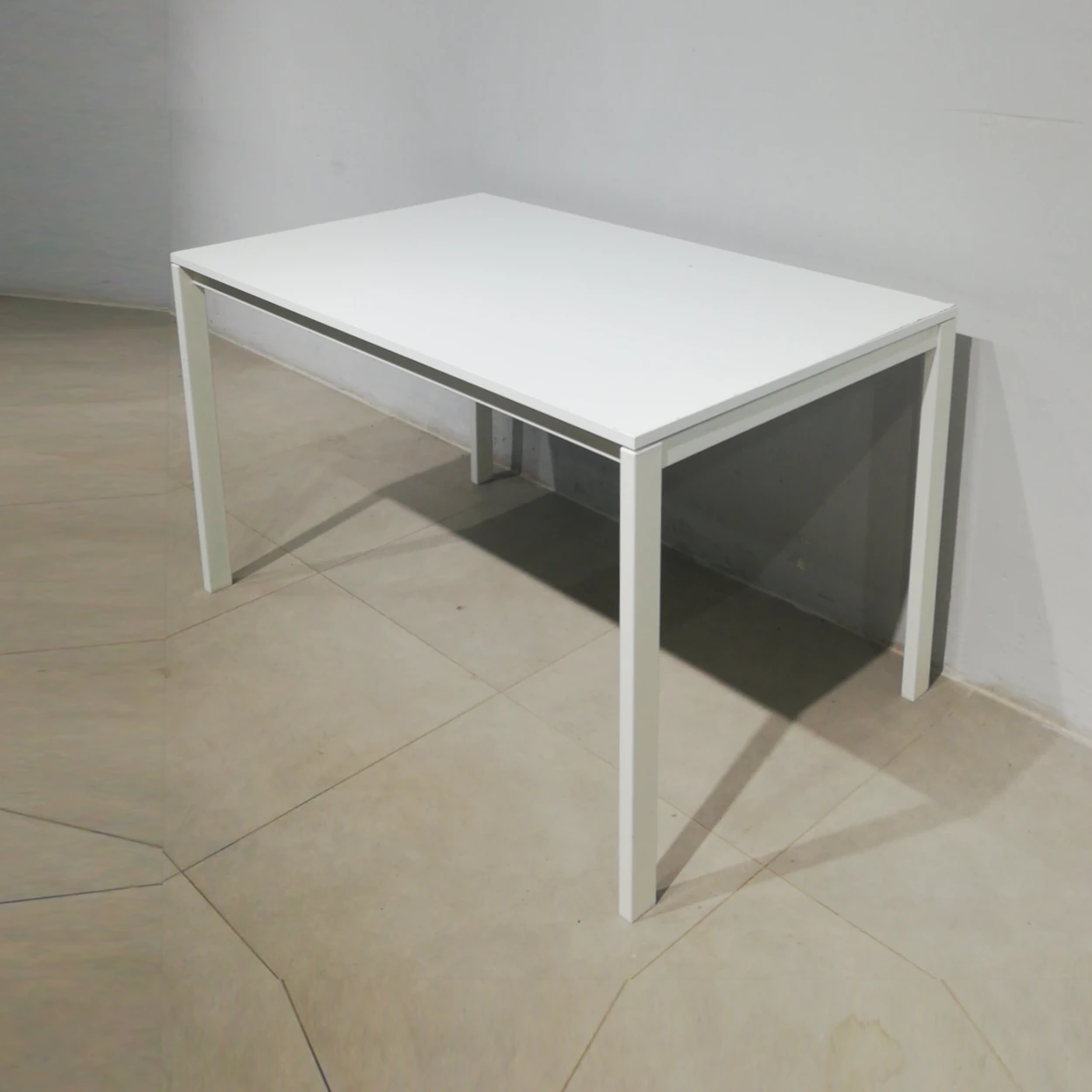 Taula blanca IKEA MELLTORP 125x75x74cm procedent d'una empresa en tancament
