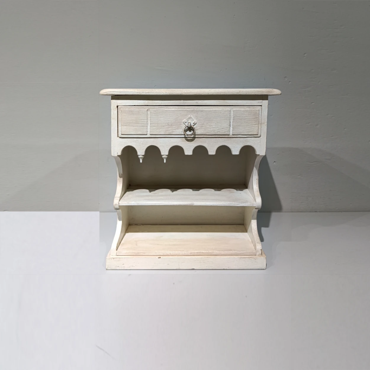 Tauleta de nit estil rústic 57x26x56cm amb 1 calaix i 2 prestatges feta de fusta