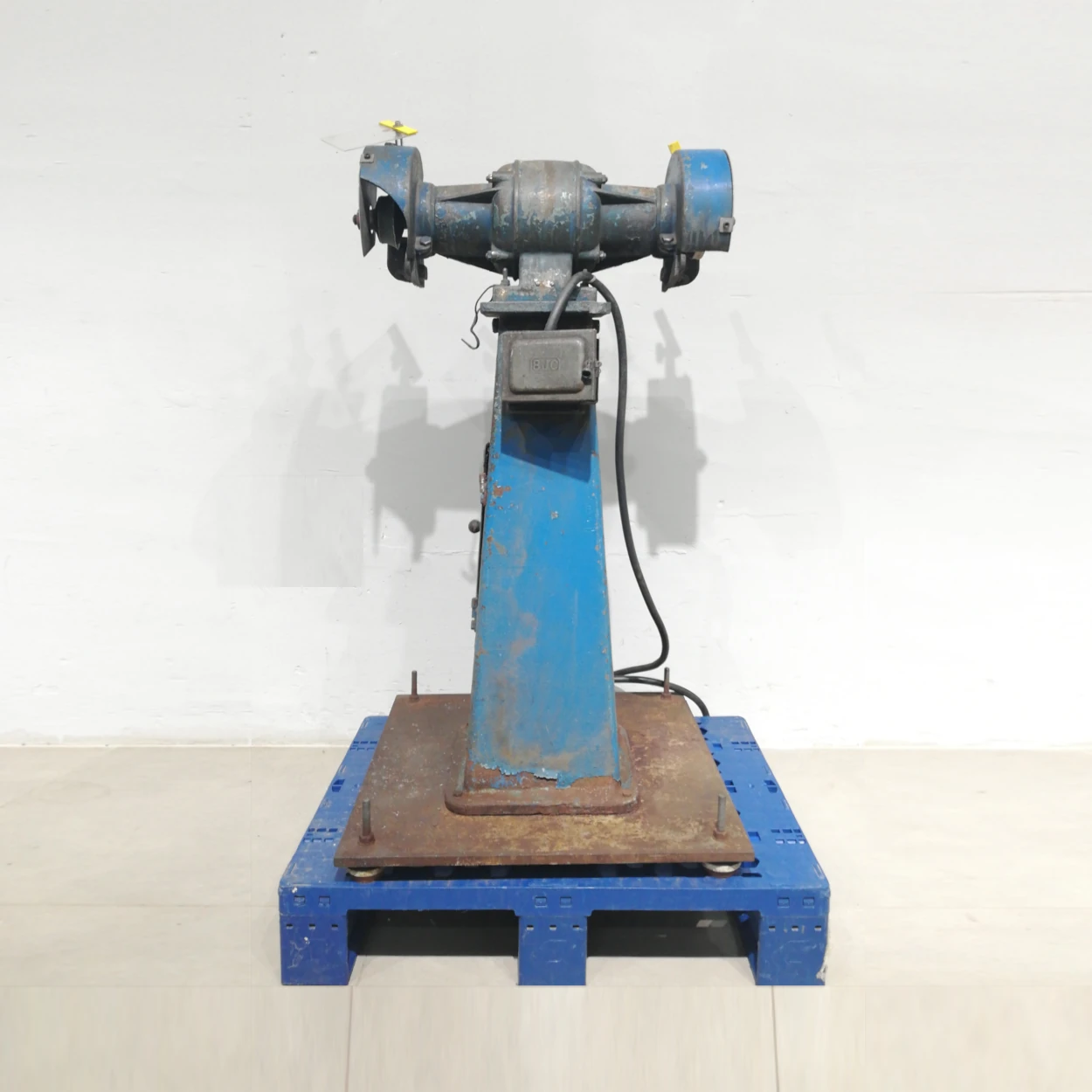 Esmolet d'ocasió de 60x30x110cm procedent d'una empresa en tancament