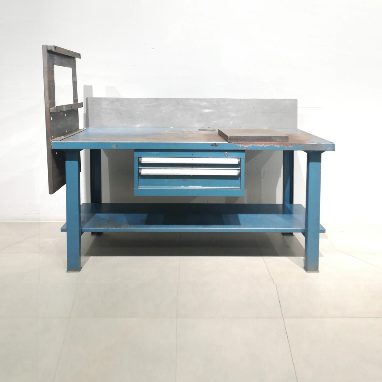 Banc de treball de 180x76x113cm amb dos calaixos procedent d'una empresa en tancament