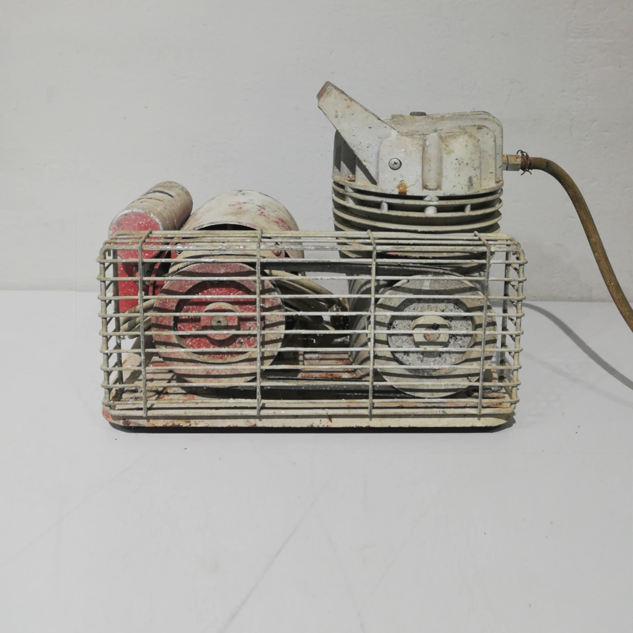 Compressor d'aire AEG FMC7-4 procedent d'una empresa en tancament