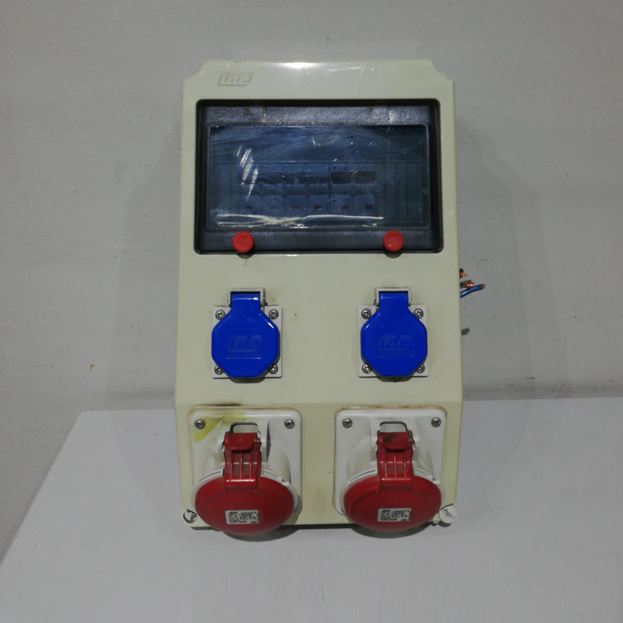 Quadre elèctric IDE IP-44 procedent d'una empresa en tancament