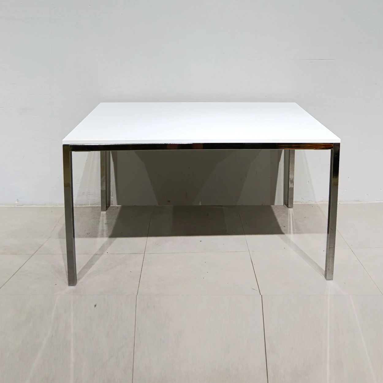 Taula d'oficina de 135x85x75cm amb estructura metàl·lica i tauler de melamina
